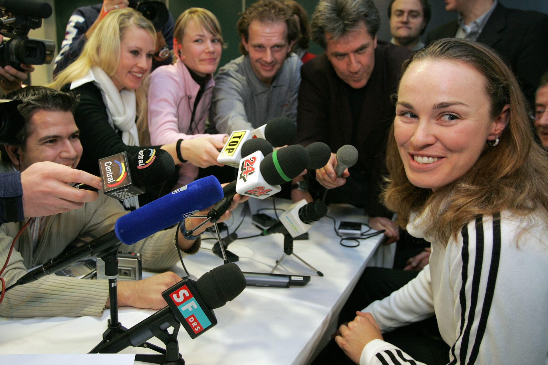 <p>Fue la propia Martina Hingis quien, para sorpresa de muchos, anunció su retiro en el diario deportivo 'L'Equipe': "No tengo planes de volver. He sido número uno y sé exactamente lo que se requiere para volver a serlo. Creo que no estoy capacitada ahora mismo para ello", aseguraba.</p>