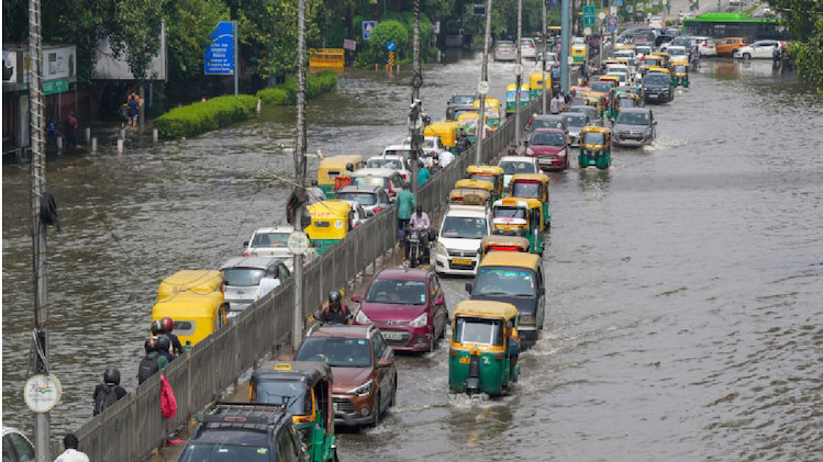 Delhi Weather यमुना के जलस्तर में फिर बढ़ोतरी बाढ़ से बेहाल दिल्ली Ncr में बारिश Ito ब्रिज पर 6467