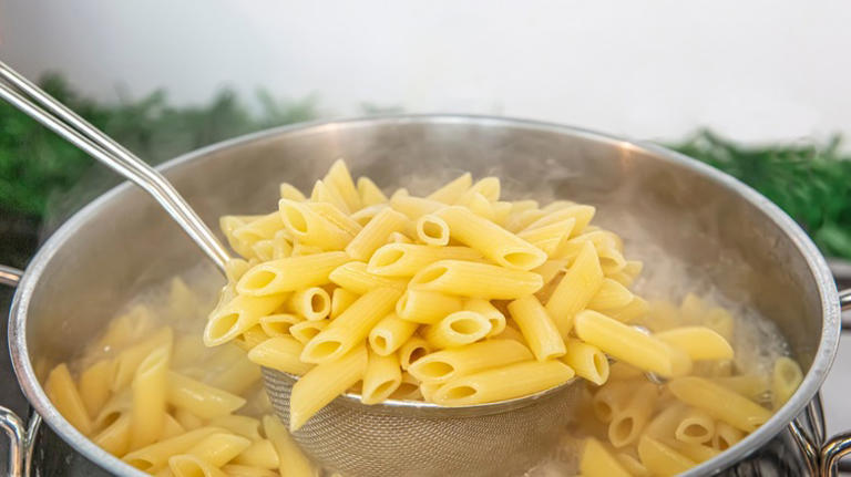 Here's What Properly Salted Pasta Water Should Taste Like