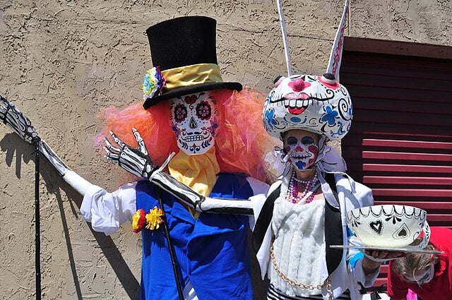 Na comemoração do Dia dos mortos, são feitas diversas homenagens, como os altares, as caveiras de açúcar, os esqueletos com roupas e adereços, as flores decorativas e a famosa "La Catrina" (A caveira de Catrina)