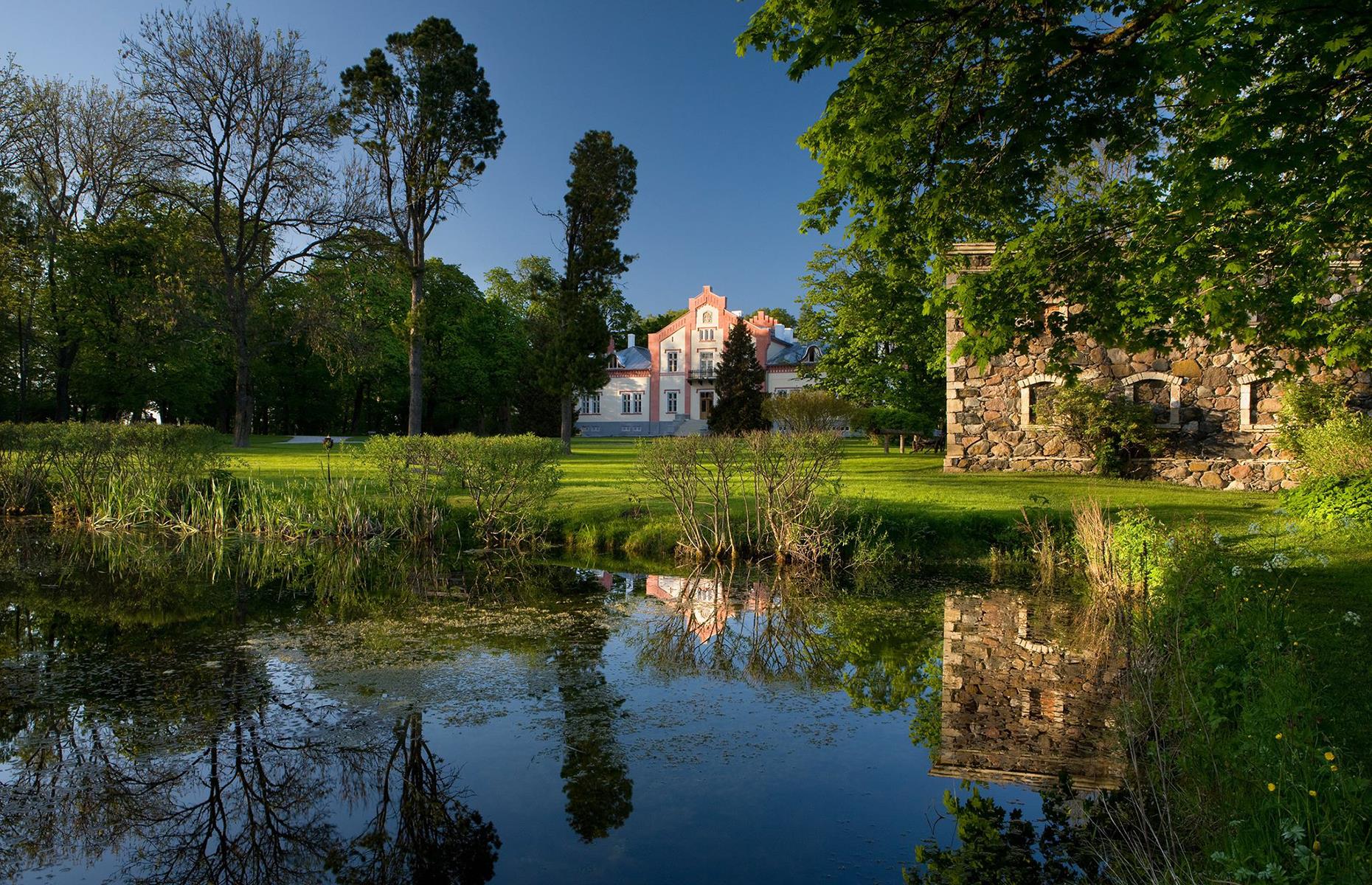 Beautiful remote hotels in Canada and beyond for true relaxation