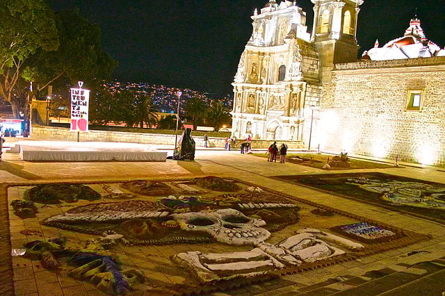 Mas o Día de los muertos é muito mais do que um "Halloween" ou "Dia dos finados". Ele tem origem nos povos ancestrais, como os astecas e os maias, e, inicialmente, era celebrado em agosto