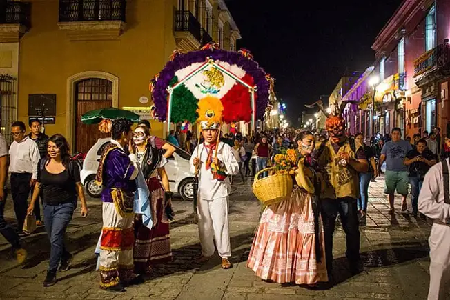 Oaxaca é uma cidade importante no México e uma das principais na cultura do Dia dos Mortos, celebrado no país entre o fim de outubro e o início de novembro, e que é quando as pessoas vão aos cemitérios prestar homenagens aos seus parentes e também quando "as almas podem voltar do além para estar perto dos seus"