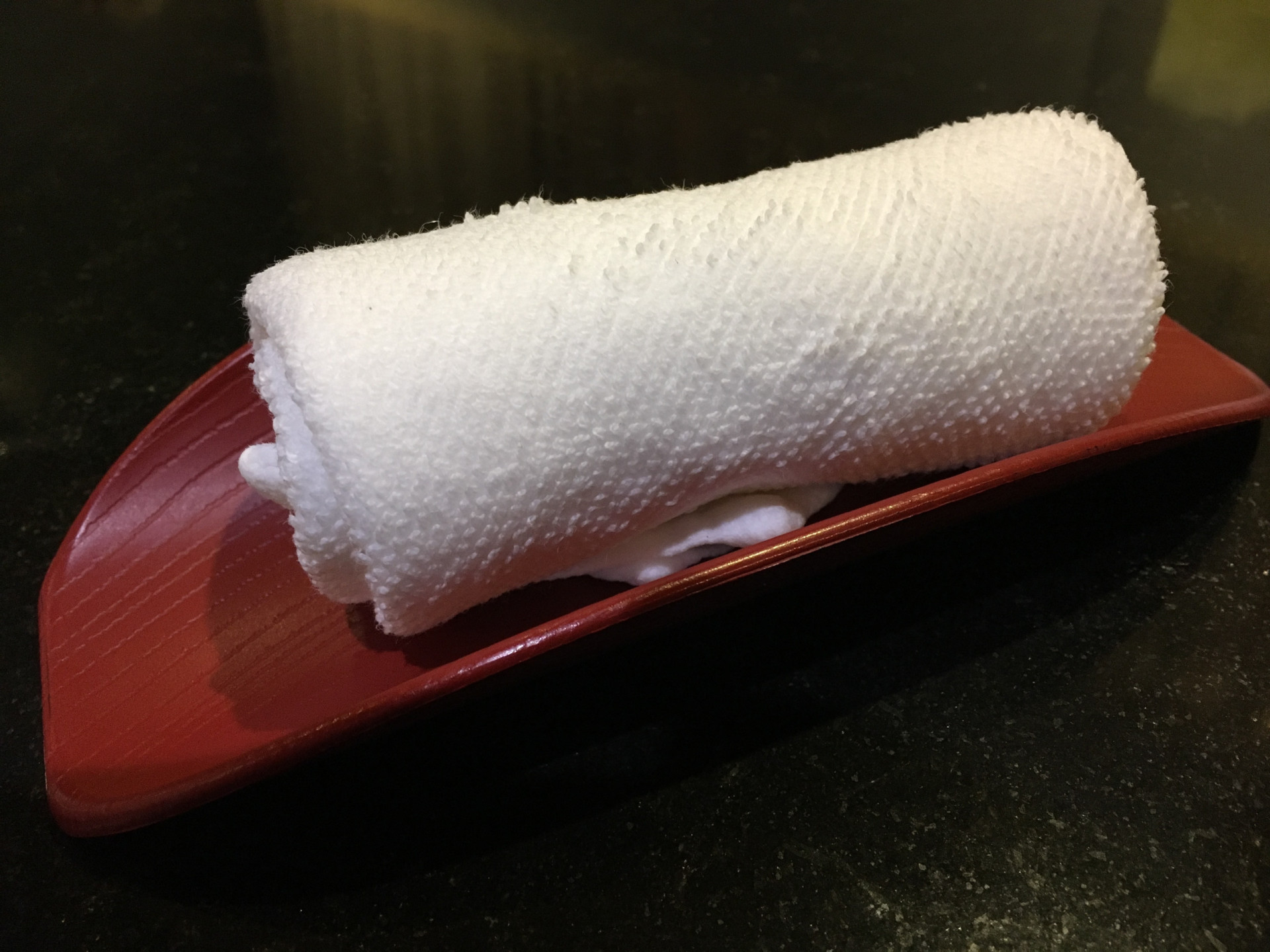 <p>Les serviettes humides se trouvent souvent dans les restaurants et sont utilisées avant les repas pour se nettoyer les mains. Ces serviettes sont connues sous le nom d'<em>oshibori</em>.</p>