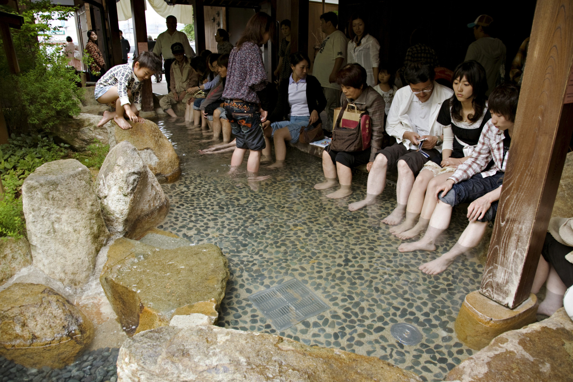<p>Les sources d'eau chaude ne manquent pas au Japon. Des bains de pieds publics gratuits, connus sous le nom d'<em>ashiyu</em>, peuvent être trouvés dans plusieurs endroits.</p>