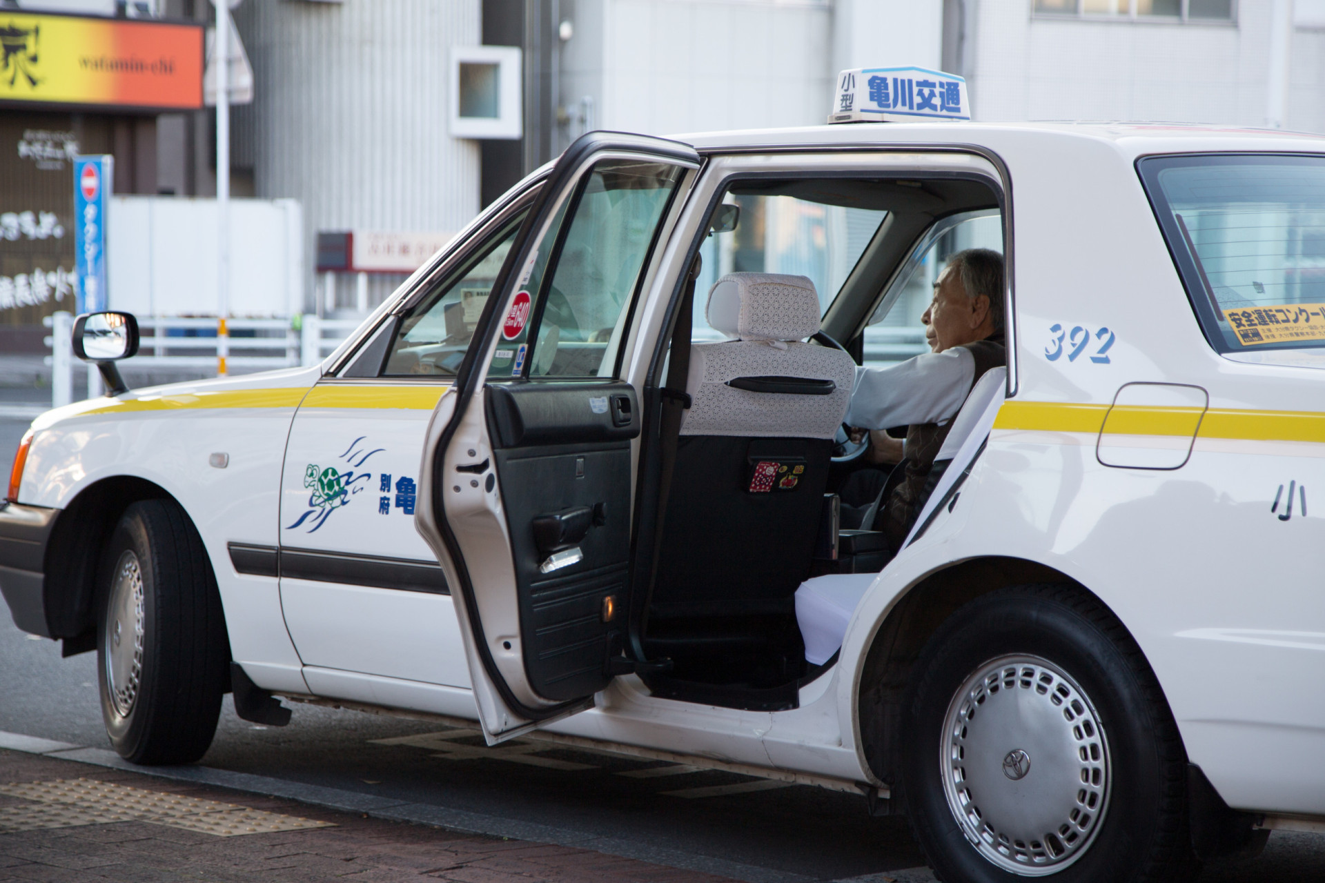 <p>Les chauffeurs de taxi japonais peuvent ouvrir automatiquement la porte pour permettre aux passagers de monter. Cela surprend beaucoup de visiteurs !</p>