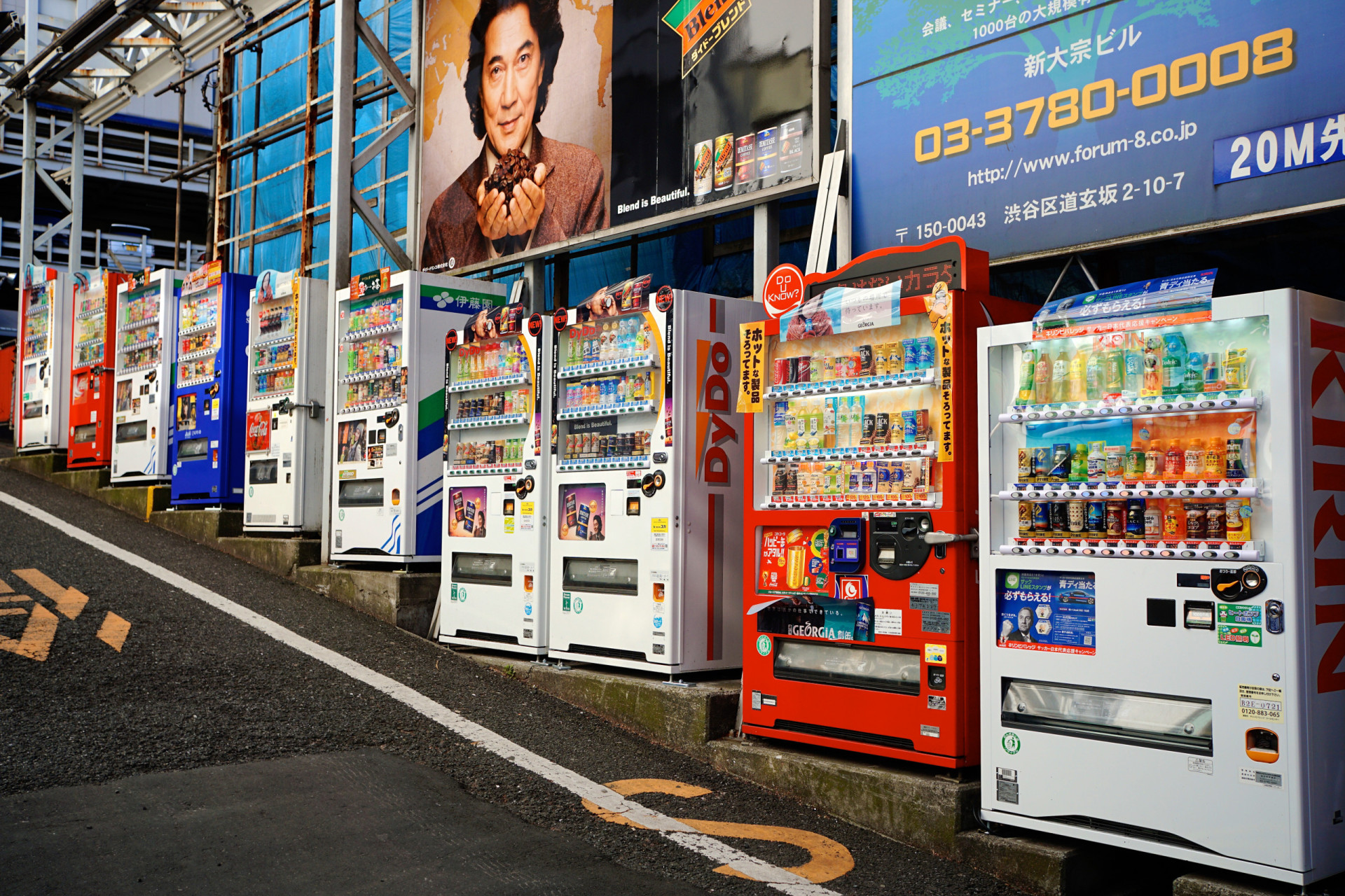 <p>Les distributeurs automatiques sont légion au Japon. Et non, on n'exagère pas du tout: il y en a plus de quatre millions dans le pays ! Dans ces machines, vous trouverez un large éventail de produits à vendre, des sodas et cafés habituels aux parapluies, en passant par des figurines, de la soupe et des produits dérivés de mangas, pour n'en citer que quelques-uns.</p>