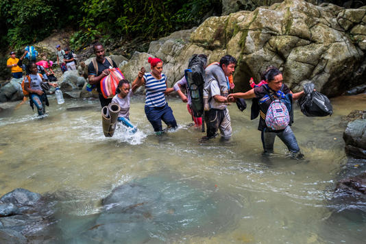 Miles de migrantes intentan cruzar todas las semanas por la selva del Darién.