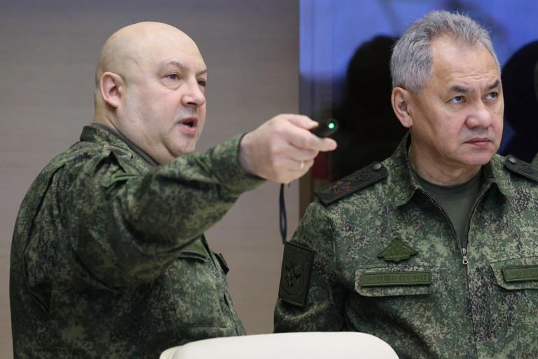 O Σουροβίκιν με τον υπουργό Άμυνας Σοϊγκού / Gavriil Grigorov, Sputnik, Kremlin Pool Photo via AP, File
