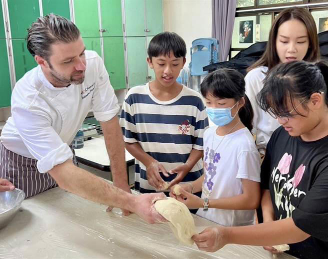 法國籍麵包師傅阿吉帶孩子體驗發酵的麵團在手心裡 的生命力。（民眾提供／楊靜茹南投傳真）