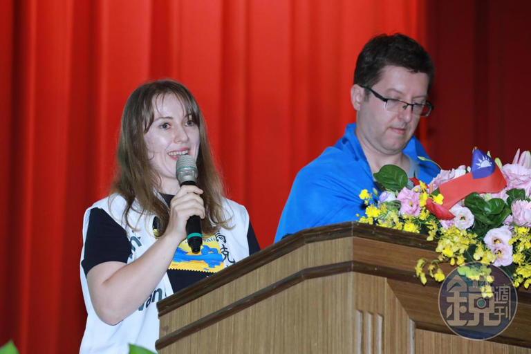 代表烏克蘭受贈的台灣烏克蘭隊召集人林歐莉亞（左）、台灣烏克蘭陣線召集人Alex Khomenko（右）共同發表致詞，感謝台灣。Alex身上披著烏克蘭國旗。