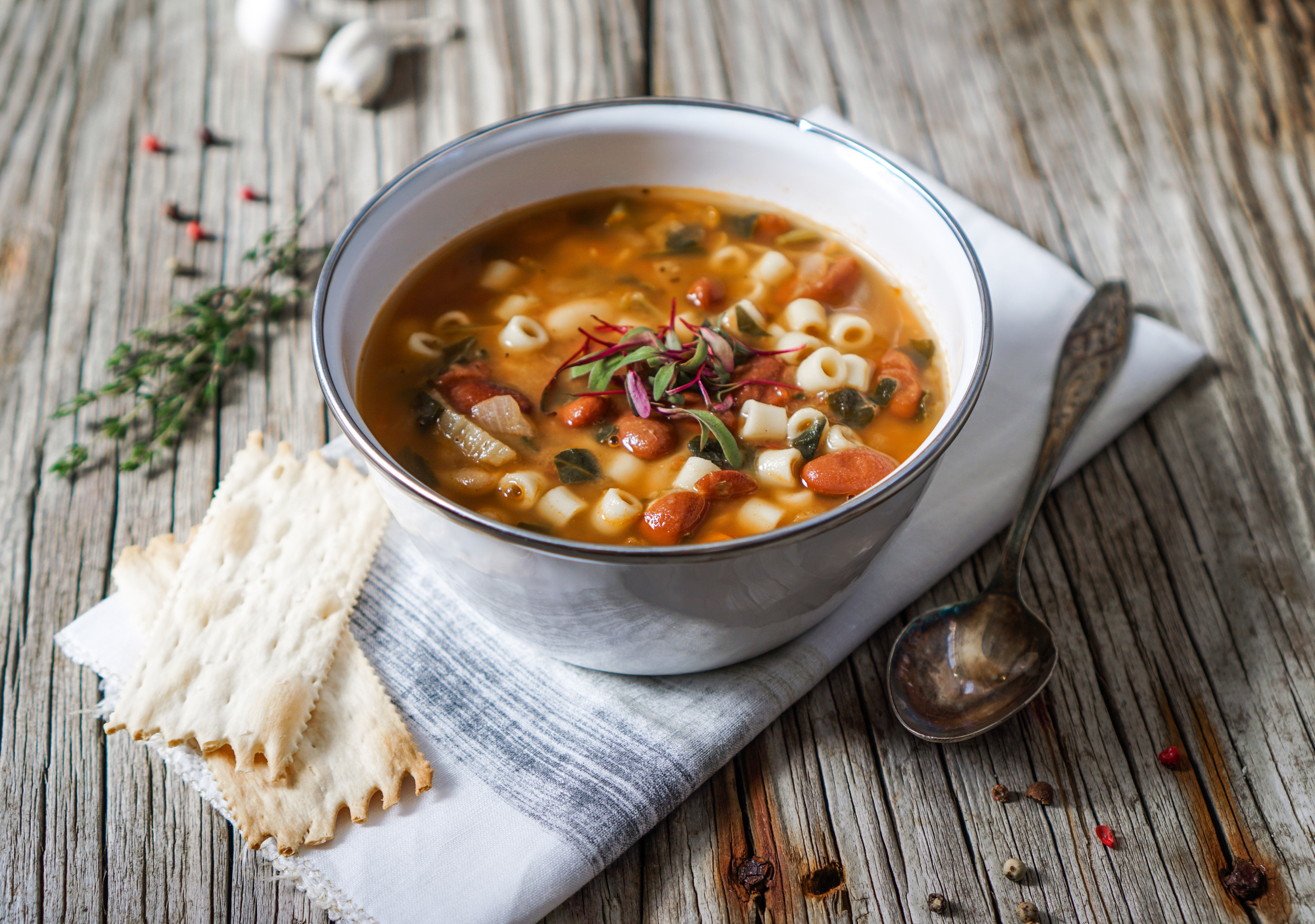 Вкусные первые блюда. Минестроне по лигурийски. Минестроне Тоскано. Суп минестроне (Minestrone). Минестроне итальянский овощной суп.