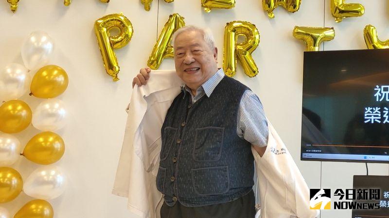 ▲高齡91歲的范宏二行醫六十多年，是全台首位直腸外科專科醫師，今天脫下醫師袍，正式宣告退休。（圖／記者陳美嘉攝，2023.06.30）
