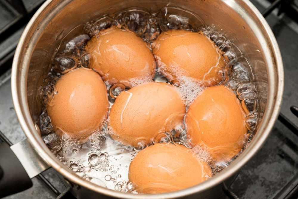¿sabes por qué debes añadir vinagre al cocinar huevos?