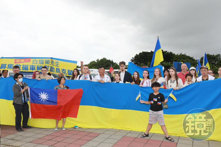 捐贈儀式完成後，不少烏克蘭人留在現場，舉起巨幅烏克蘭國旗，高唱烏克蘭國歌。