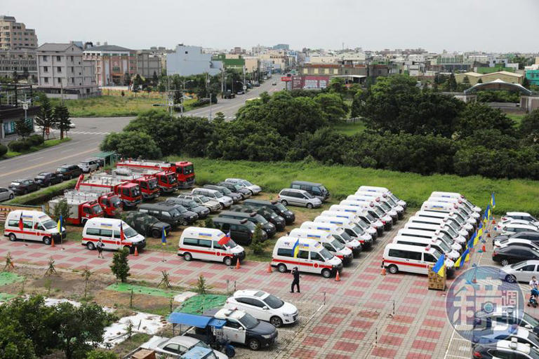 台灣民間與各縣市消防、社福單位合作，共同捐出共48台救災車輛與醫療器材給烏克蘭。