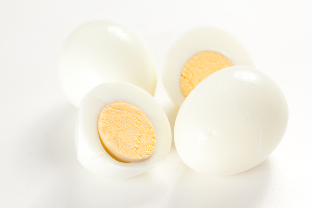 ¿sabes por qué debes añadir vinagre al cocinar huevos?