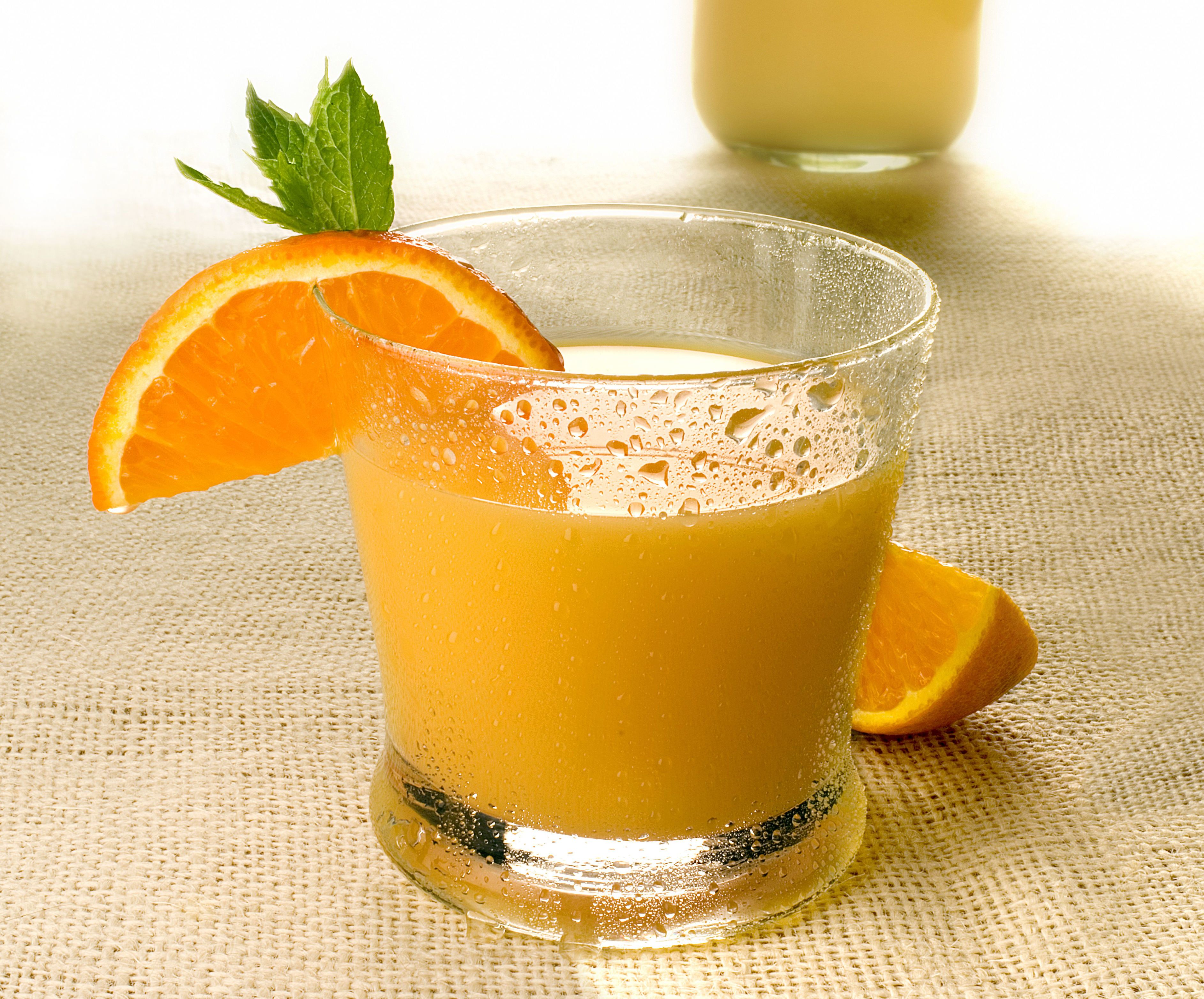 Сок из тыквы с лимоном. Стакан апельсинового сока. Апельсиновый напиток. Напиток с тыквой и апельсином. Тыквенный сок с апельсином и лимоном.