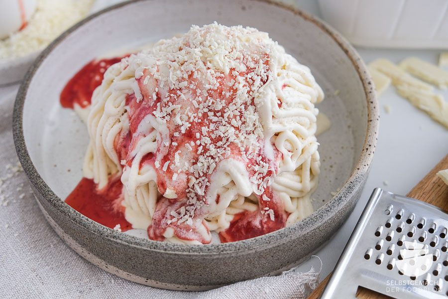 Selbstgemachtes Spaghettieis mit Erdbeersoße