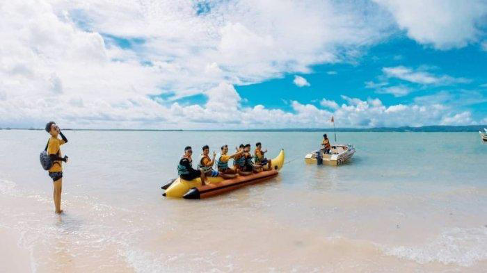 Wisatawan bermain banana boat di sekitar pantai pasir putih di Pulau Liwungan, yang berada di dekat Tanjung Lesung, di Kabupaten Pandeglang. (Instagram @tanjunglesung_adventure)
