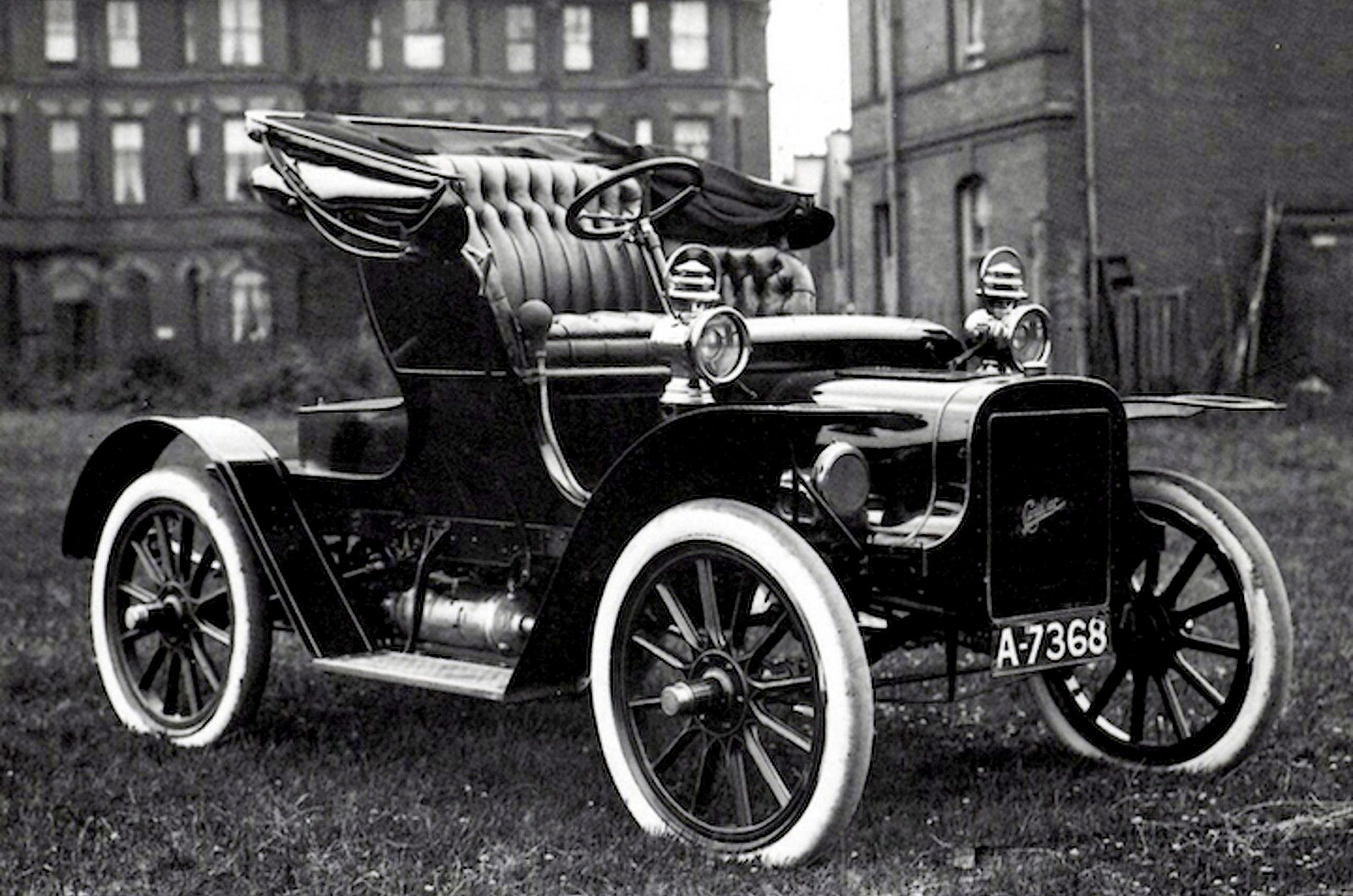 Первый. 17 Октября 1902 — в Детройте выпущен первый автомобиль марки «Кадиллак».. Cadillac model a Runabout (1902). Самый первый Кадиллак 1902. 17 Октября 1902 выпущен первый Кадиллак.