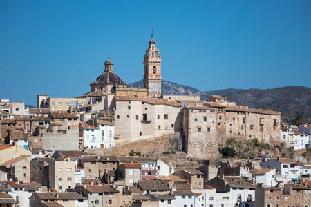 el precioso pueblo valenciano medieval para viajar en el tiempo y darte un chapuzón en plena naturaleza