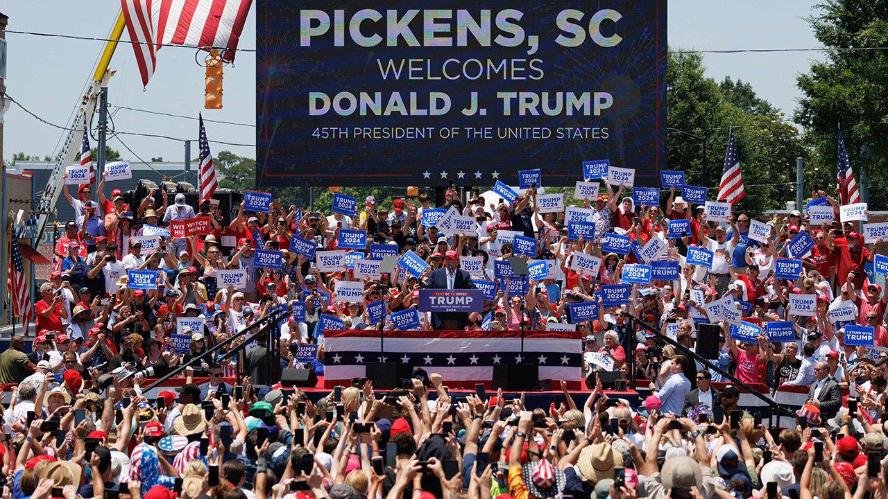 Trump draws massive crowd of at least 50K in small South Carolina town