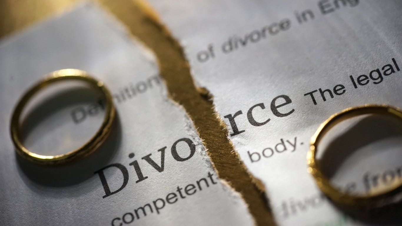αλιβέρι: σκηνικό… φαρ ουέστ για ένα διαζύγιο – έβγαλαν τον πεθερό με καραμπίνες από το σπίτι