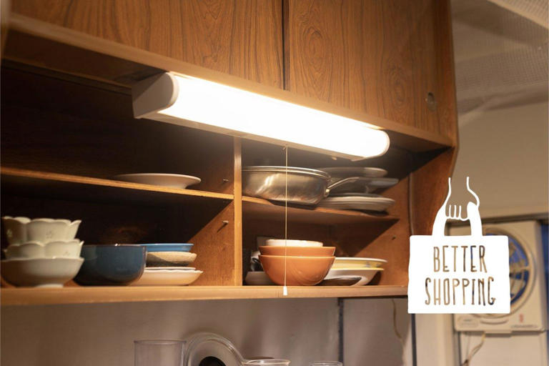 「キッチンの蛍光灯」もLED化できる。電気代半額で、柔らかくて明るい光のキッチンが実現した
