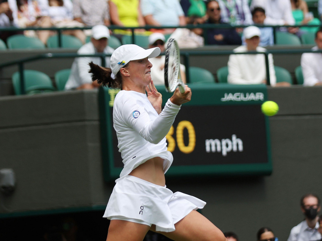 Iga Swiatek Survives Scare Reach Wimbledon Quarterfinals