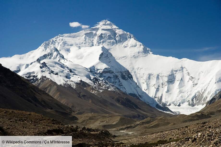 1/ L'Everest, 8.849 m, entre la Chine et le Népal