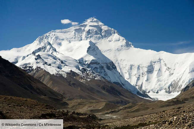 1/ L'Everest, 8.849 m, entre la Chine et le Népal
