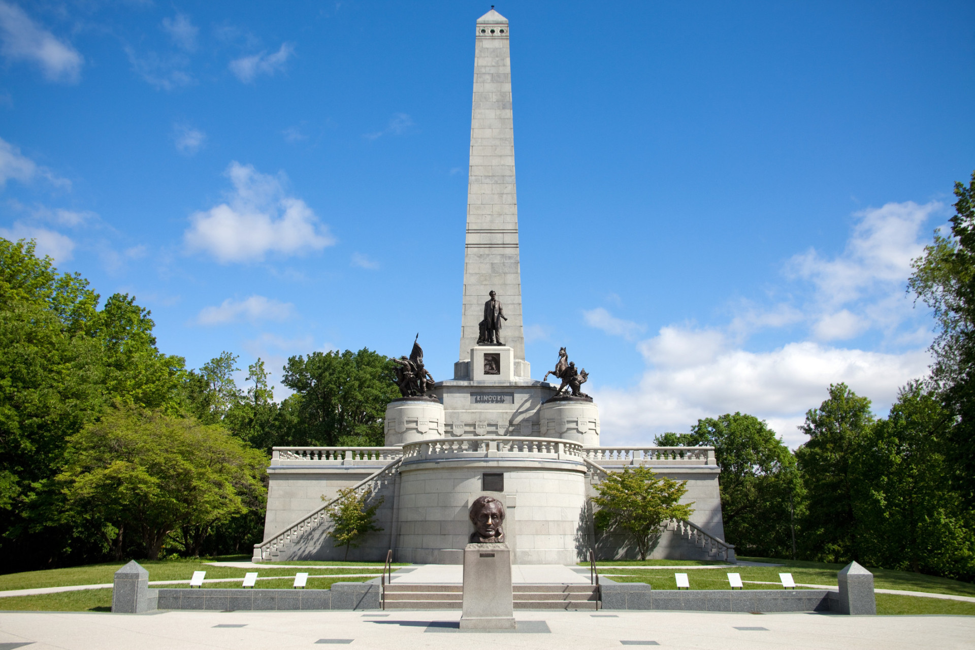 A stunning monument, the Lincoln Tomb is the final resting place of one of the country's greatest presidents. A bust, cast in bronze, announces the burial chamber. Be sure to rub the great man's nose for good luck!<p>You may also like:<a href="https://www.starsinsider.com/n/394213?utm_source=msn.com&utm_medium=display&utm_campaign=referral_description&utm_content=198095v22en-en"> Signs that you are in a toxic relationship</a></p>