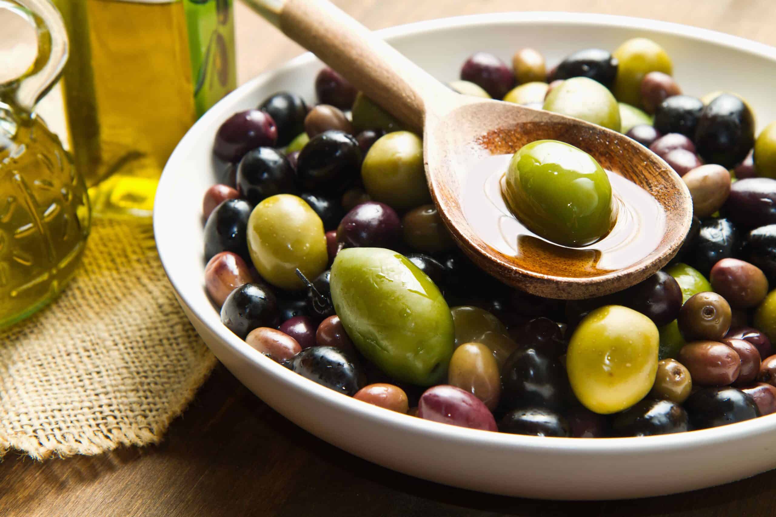 Оливковое масло в пищу. Оливки или маслины. Оливки маслины оливковое масло. Спелые оливки. Маслины фото.