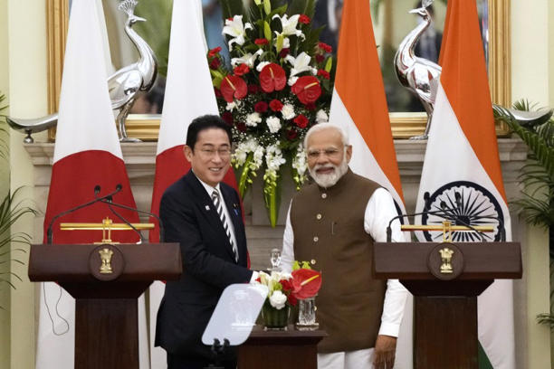 2023年3月20日，日本首相岸田文雄（左）與印度總理莫迪在新德里會晤，並舉行聯合記者會。（美聯社）