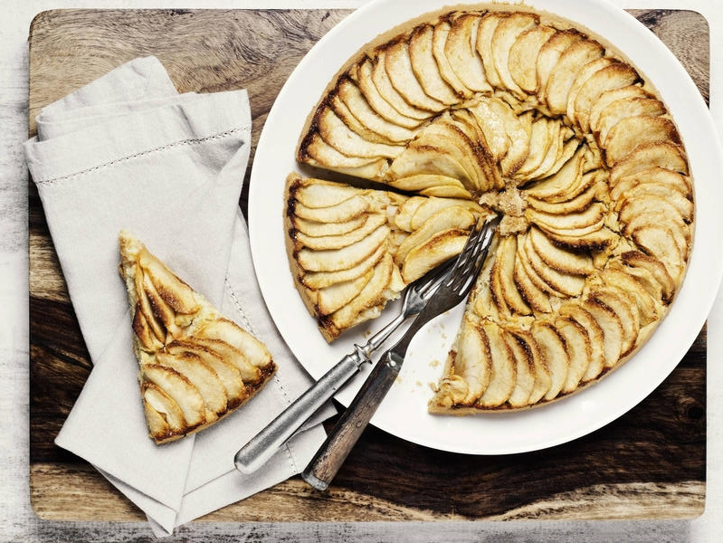 <p>Here's a fancy-looking dessert that is easy to replicate! <a href="http://www.thecomfortofcooking.com/2010/09/quick-easy-apple-tart.html">Check out this tart recipe from TheComfortOfCooking.com.</a></p><p>You may also like: <a href='https://www.yardbarker.com/lifestyle/articles/20_timeless_decor_ideas_for_any_home/s1__37551992'>20 timeless decor ideas for any home</a></p>
