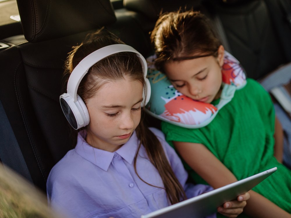 <p>Accordingly, parents should make sure that the batteries of the respective devices are also charged before departure. Headphones can be used to reduce the noise level during the trip.</p>