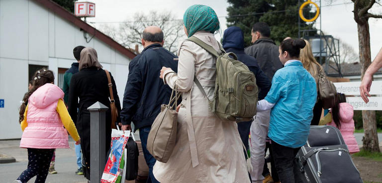 Migranten bei ihrer Ankunft in Deutschland. Unter bestimmten Bedingungen können sie nach fünf Jahren das Chancen-Aufenthaltsrecht beantragen dpa/Swen Pförtner