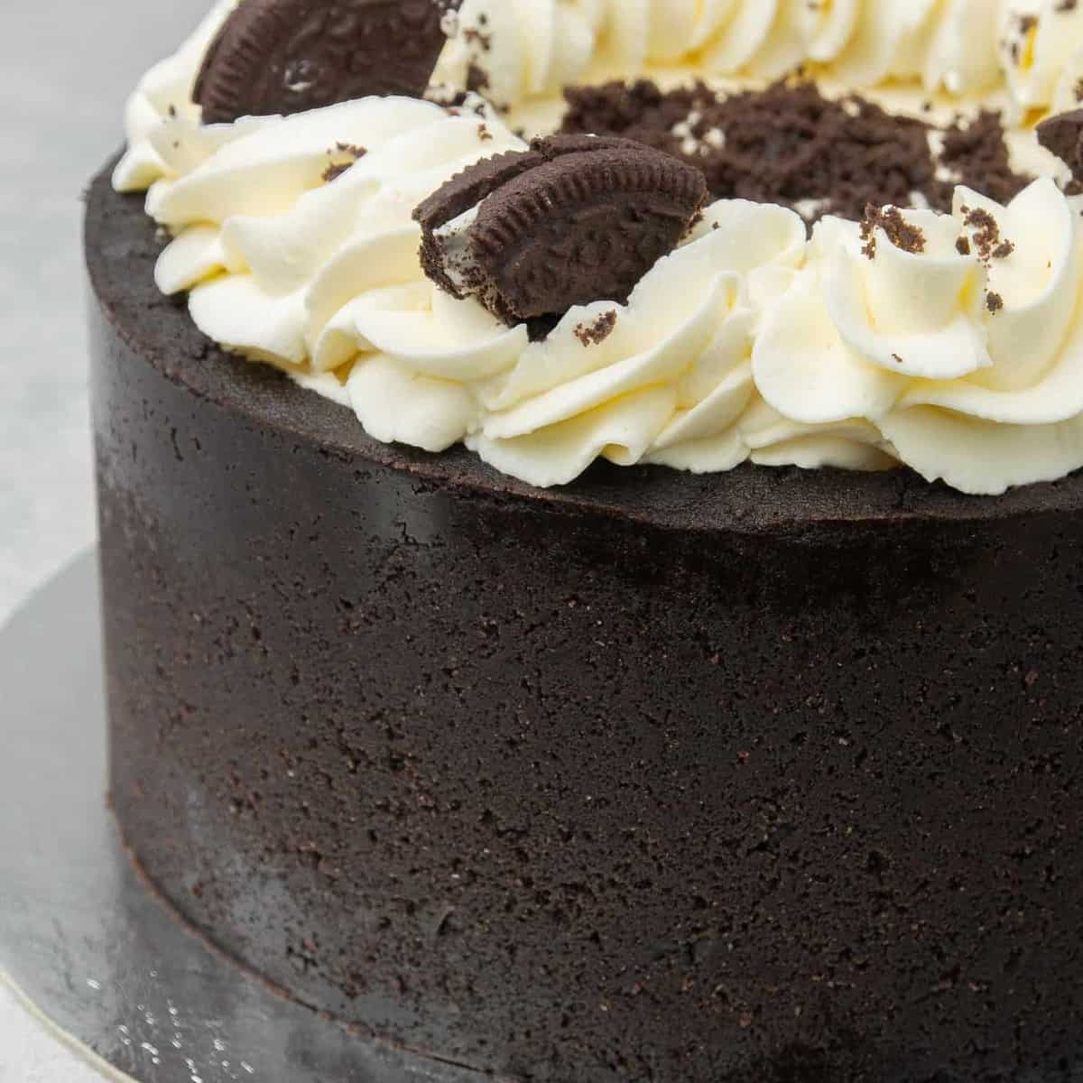 <p>This easy <a href="https://www.spatuladesserts.com/no-bake-oreo-cheesecake/">No Bake Oreo cheesecake</a> recipe is a must for Oreo and cheesecake lovers! A crunchy, decorative tall 2 ingredients Oreo crust filled with extra smooth cream cheese mousse loaded with Oreo pieces! This No-bake Oreo cheesecake is super light and taste amazing with just the right amount of sweetness!</p> <p><strong>Go to the recipe: <a href="https://www.spatuladesserts.com/no-bake-oreo-cheesecake/">No Bake Oreo Cheesecake</a></strong></p>