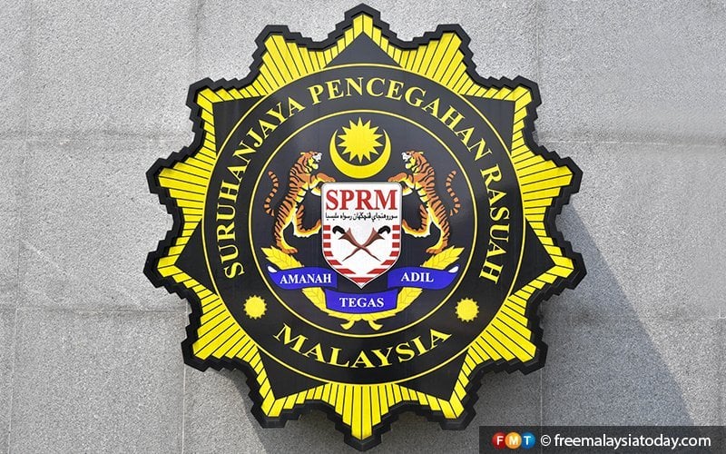 man nabbed for allegedly giving govt contracts worth rm540,500 to wife’s companies