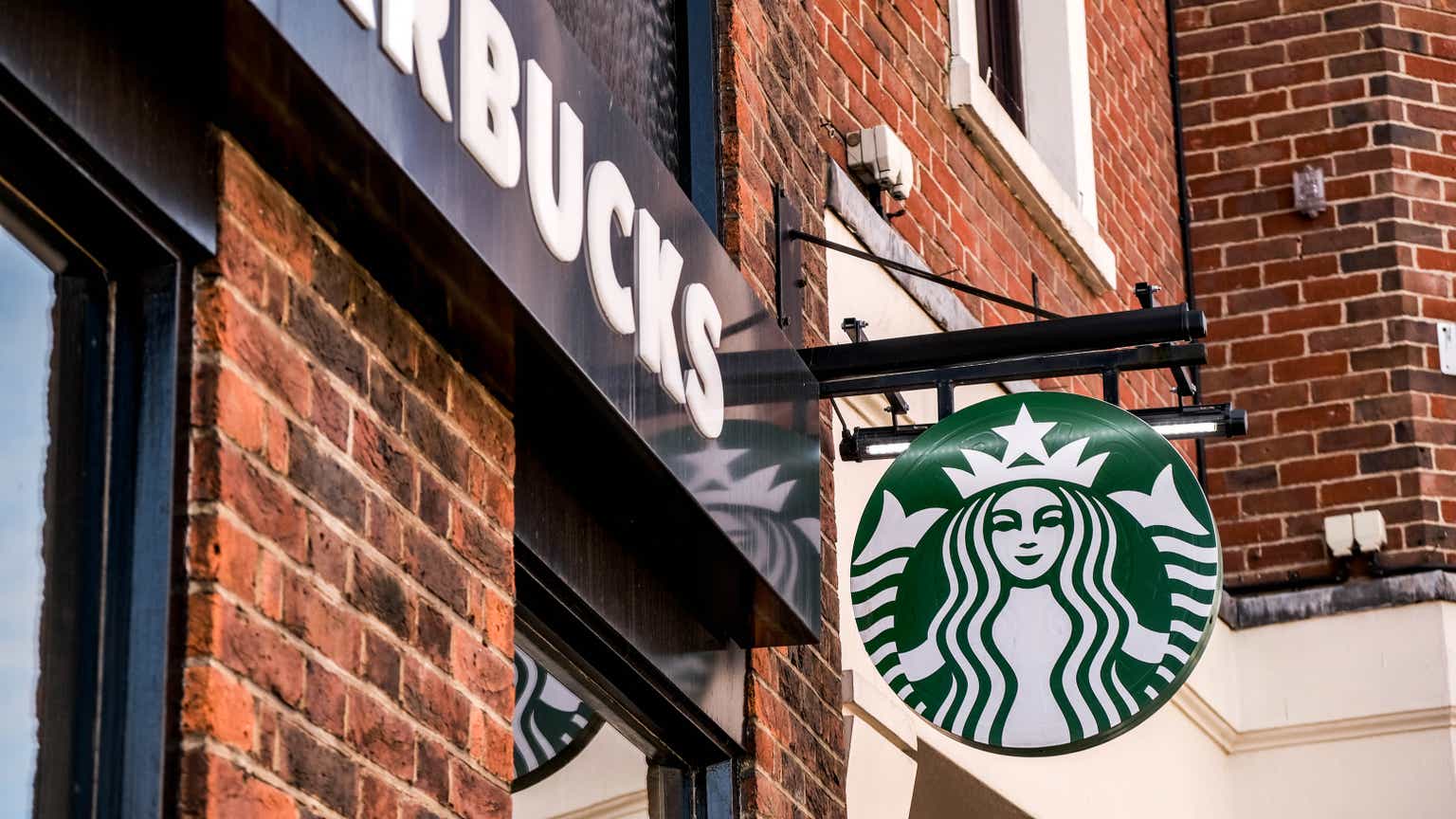 Starbucks taps Chipotle exec to lead coffeehouse design—report
