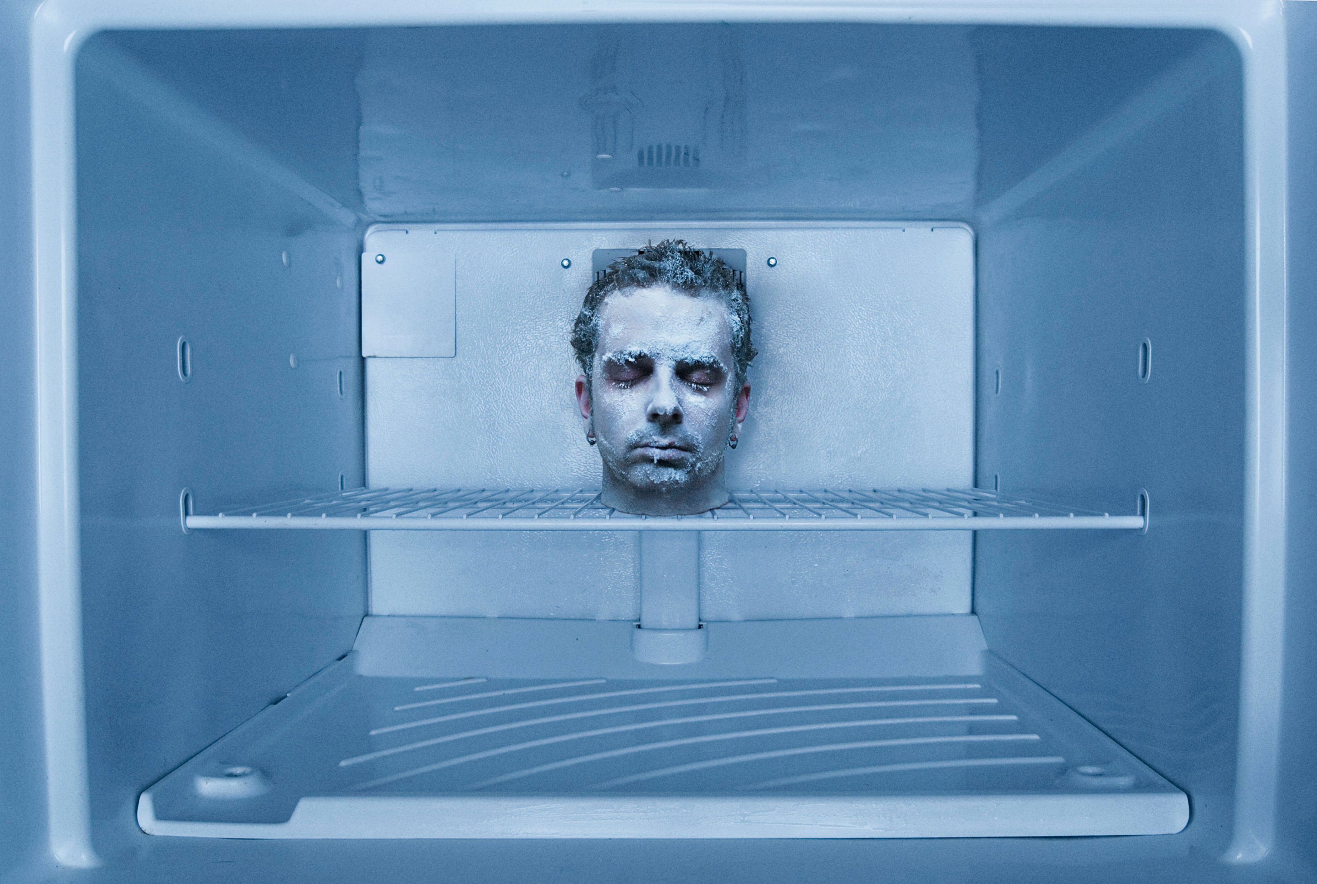 Заморозка мозгов. Человеческая голова в холодильнике. Замерзший холодильник.