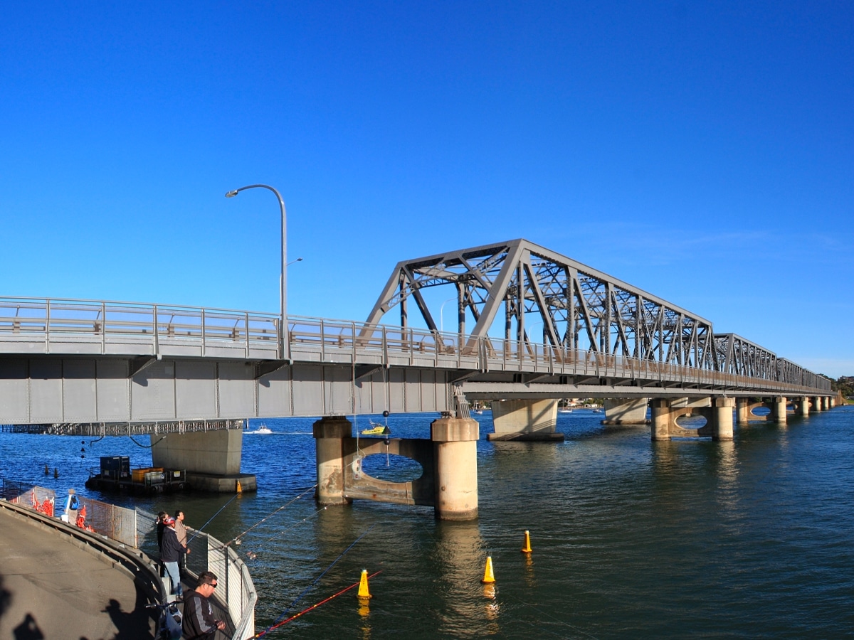 Этот мост хотя и был. Мост на Томи. Мост том Адамс бридж. Канал Нью Ривер. Мост через Томь по Яшкинской трассе.