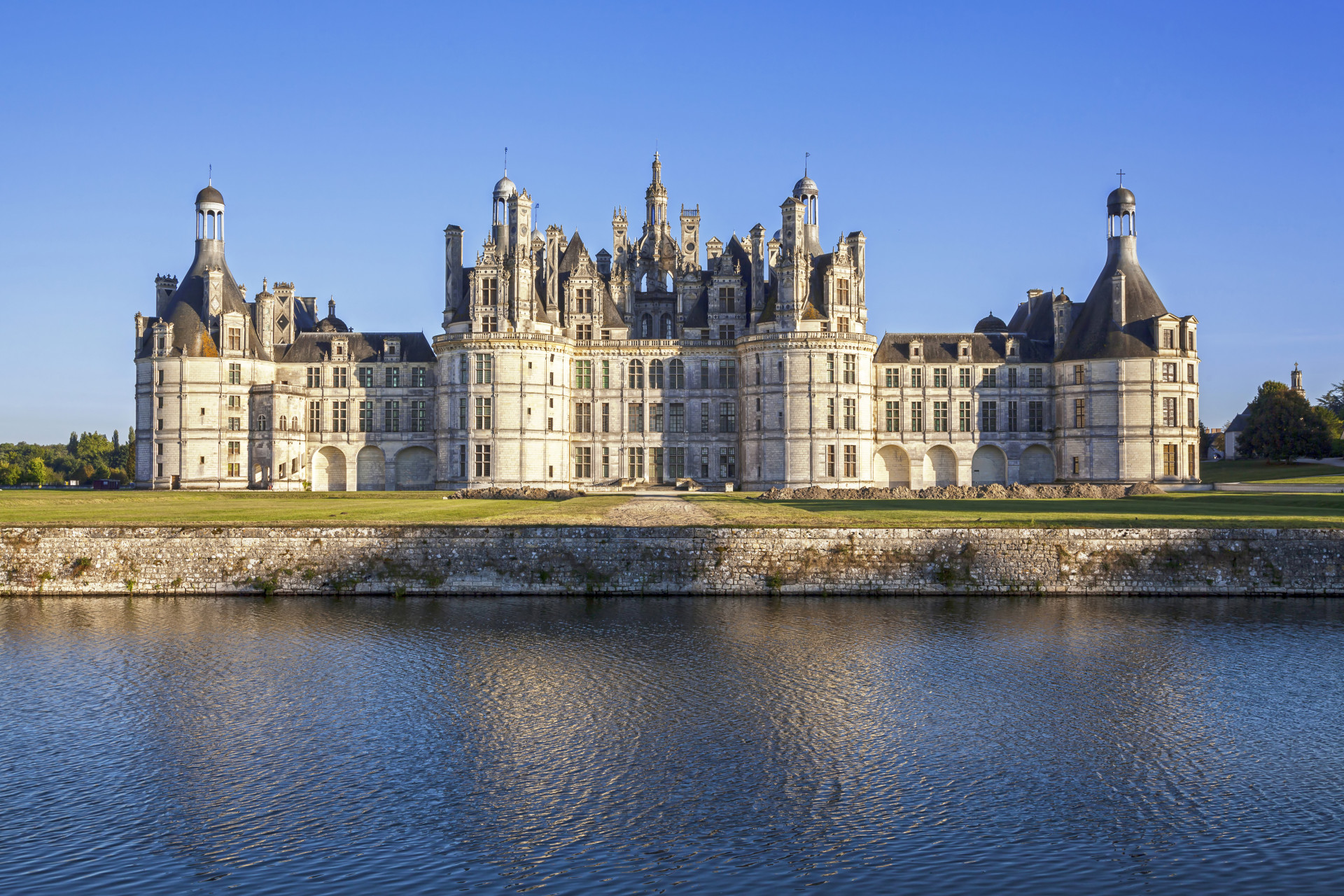 C'est le plus grand des châteaux de la Loire.<p>Tu pourrais aussi aimer:<a href="https://www.starsinsider.com/n/430986?utm_source=msn.com&utm_medium=display&utm_campaign=referral_description&utm_content=161049v2"> Les lolitas et chanteuses françaises: que sont elles devenues ?</a></p>