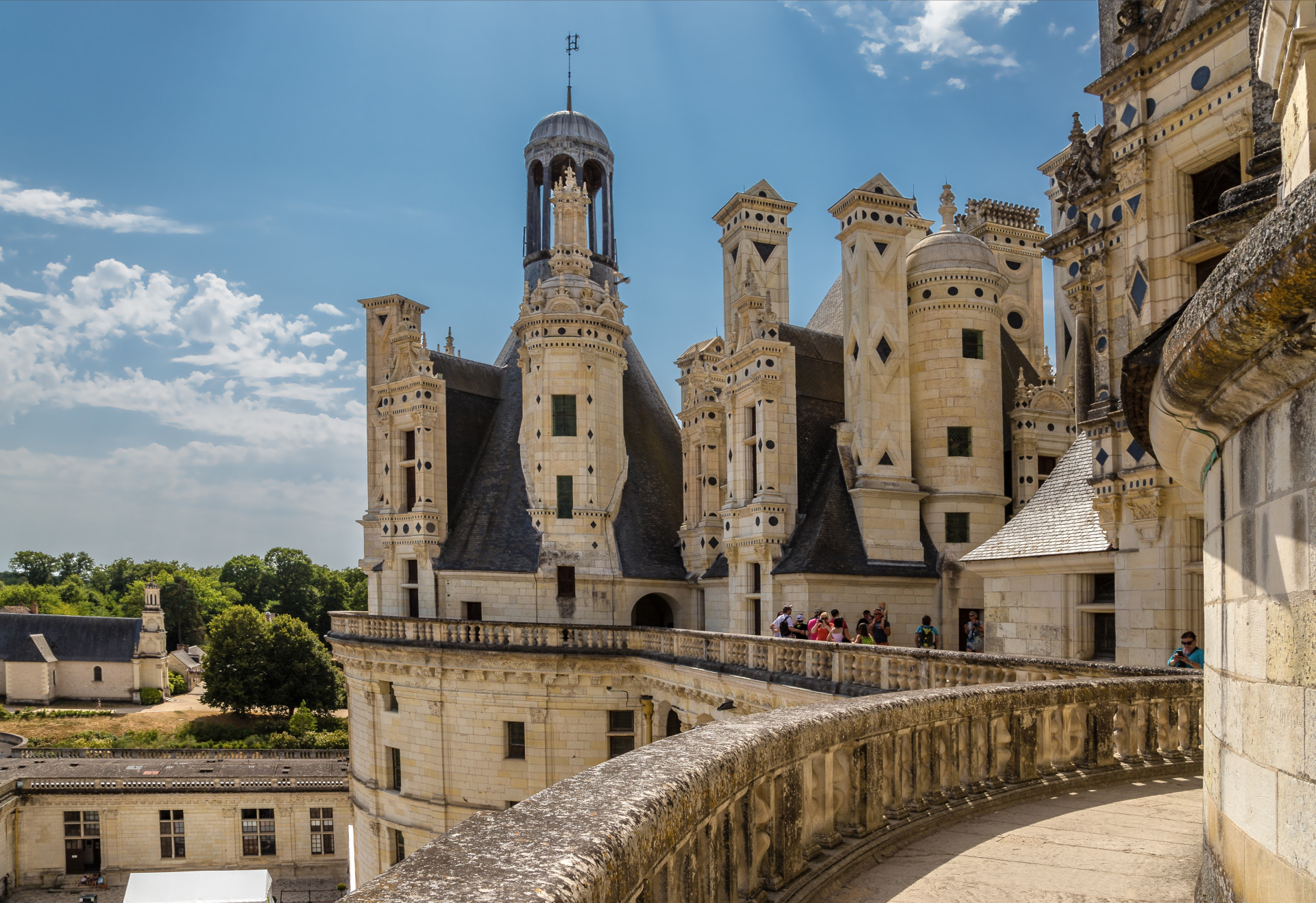 Le château de Chambord est situé dans la commune de Chambord.