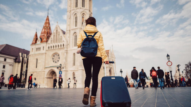 How to choose the best student card for study abroad