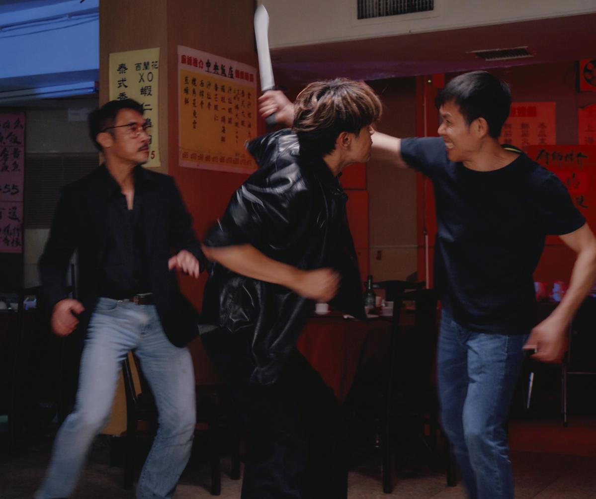 陳零九（中）在MV裡有武打場景，對手都是專業指導的武打學生。（滾石提供）