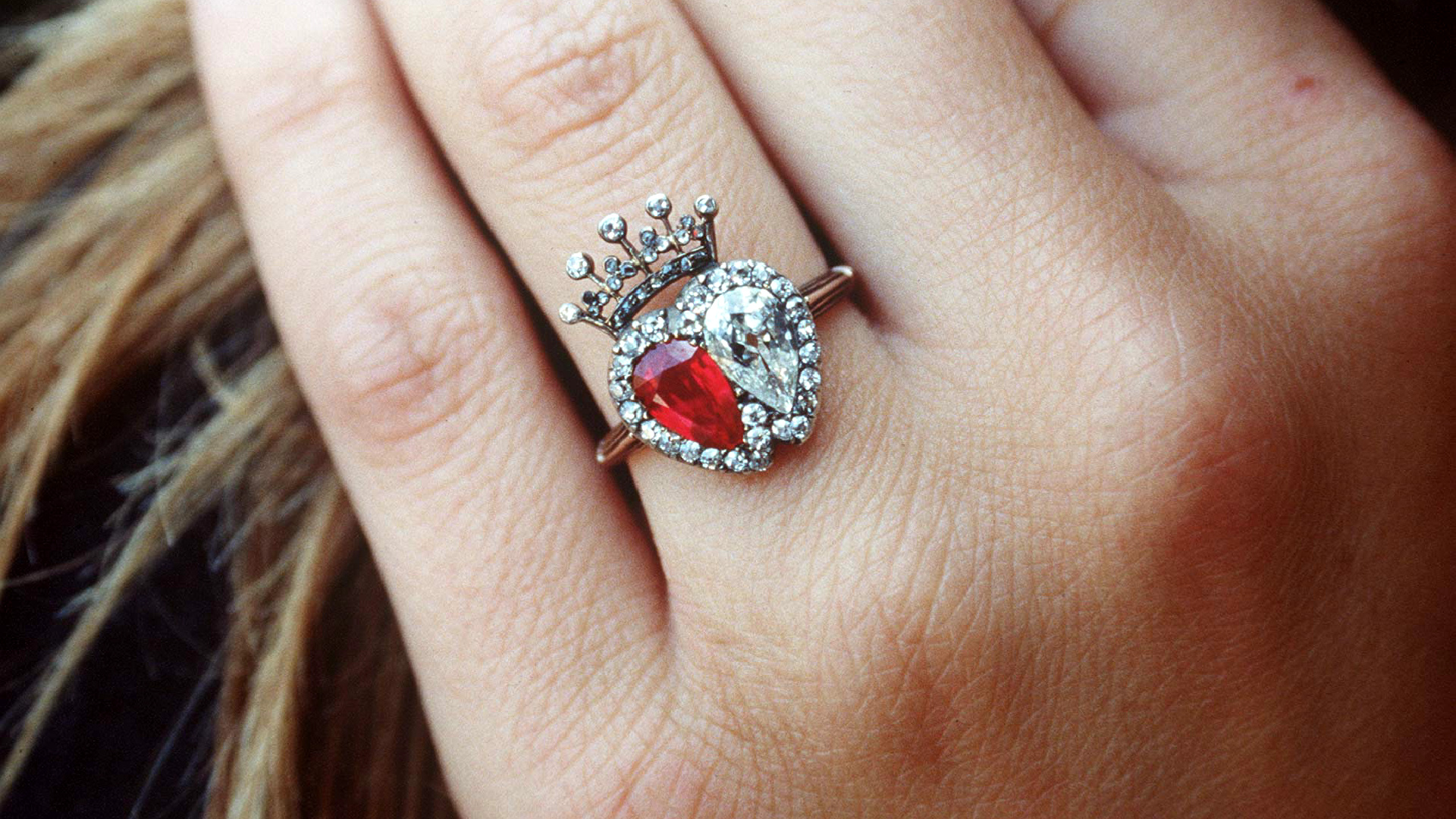 <p>Un primer plano del anillo de diamantes y rubíes rematado con una corona de diamantes que luce Victoria Lockwood. Aunque el estilo no es para todos, está claro que se trata de una joya que llama la atención. De hecho, se parece mucho al anillo de la reina Victoria, con el que tiene muchas similitudes.</p>