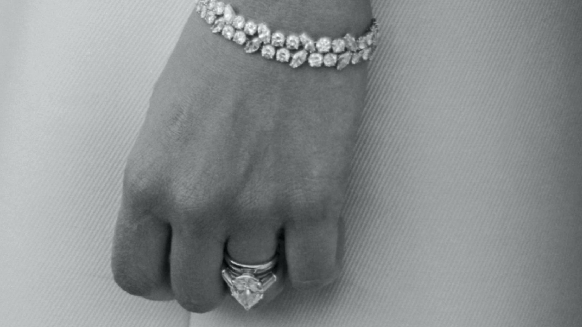 <p>El icónico cantante estadounidense le regaló a Mia un anillo de compromiso de platino y diamantes en forma de pera de 9 quilates de Ruser. En el pasado, costaba 85.000 dólares, por lo que ahora, seguramente, será bastante más caro.</p>