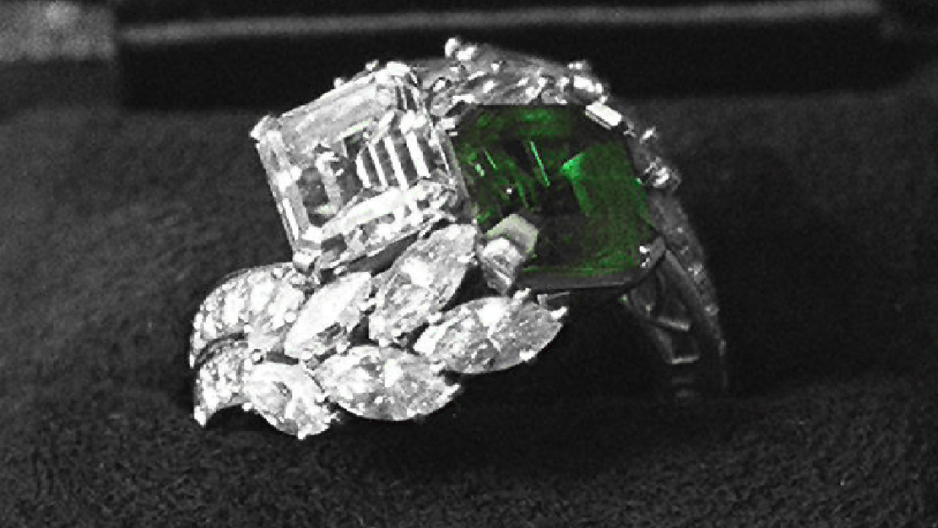 <p>El anillo se exhibe en la exhibición de Jackie Kennedy en la biblioteca JFK. Presentaba un diamante de 2,88 quilates junto con una esmeralda de 2,84 quilates, que estaban rodeados por grupos de diamantes baguette con forma de huso. Más tarde, en 1963 se agregaron al anillo 2,12 quilates adicionales de diamantes de talla redonda y marquesa.</p>